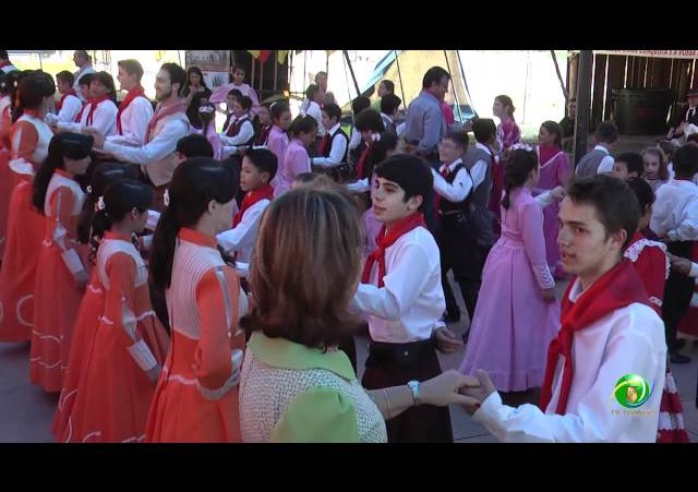 Festejos Farroupilhas de Novo Hamburgo 2011 »  Rodeio Estudantil »  Dança de Integração