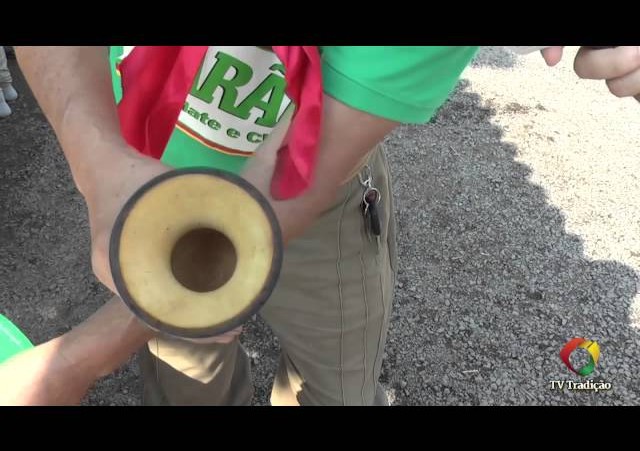 Curtindo a cuia do chimarrão com fogo